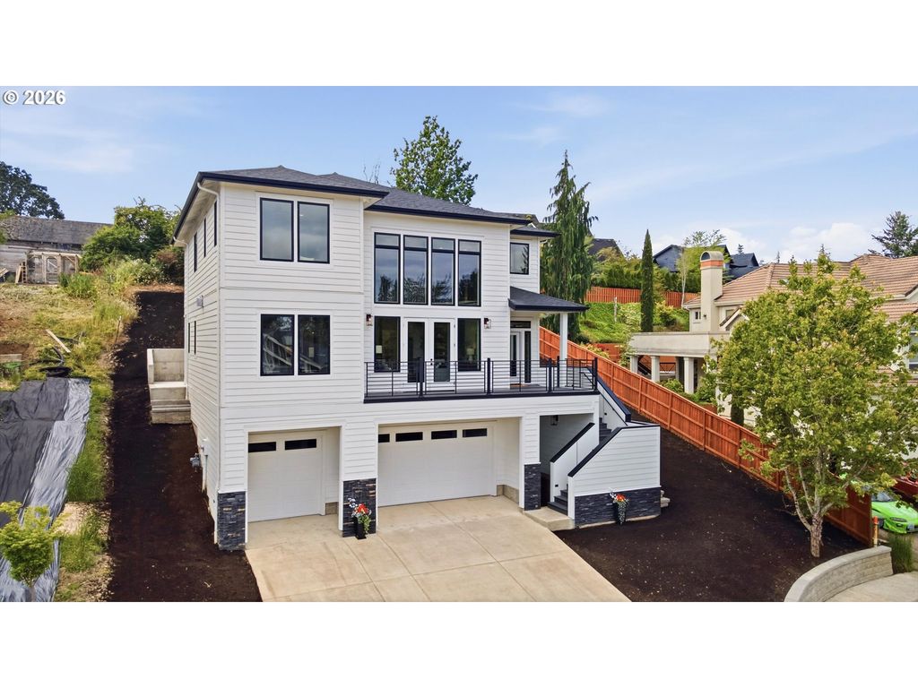 Image 2 of property listing at 988 Nw BAKER CREST Ct, Mc Minnville, OR 97128