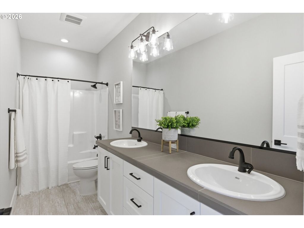 Image 30 of property listing at 988 Nw BAKER CREST Ct, Mc Minnville, OR 97128