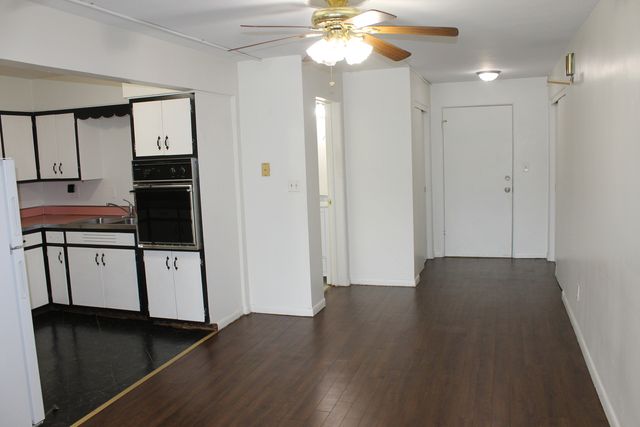 715 E State Street 204, Geneva, IL 60134