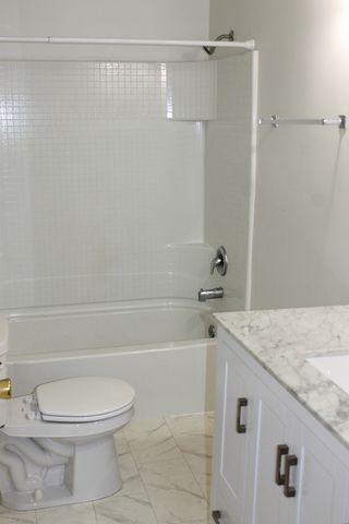 715 E State Street 204, Geneva, IL 60134