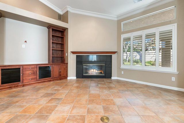 7040 N Warren Avenue, Fresno, CA 93711