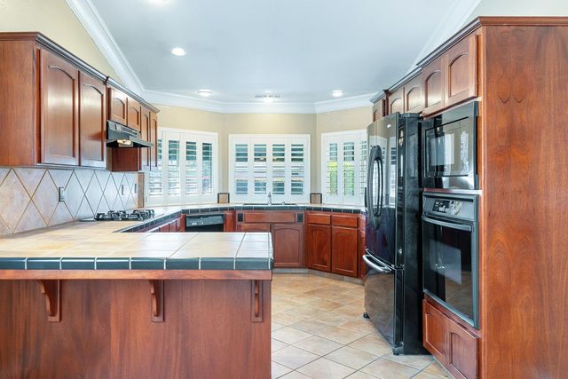 7040 N Warren Avenue, Fresno, CA 93711