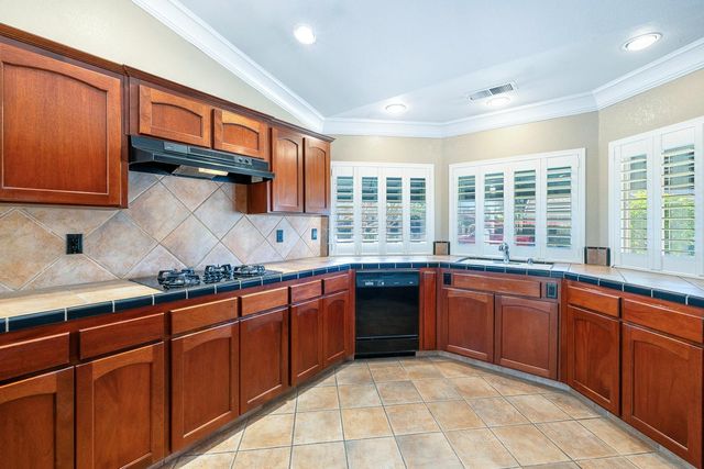 7040 N Warren Avenue, Fresno, CA 93711