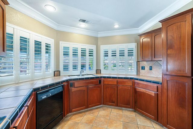 7040 N Warren Avenue, Fresno, CA 93711