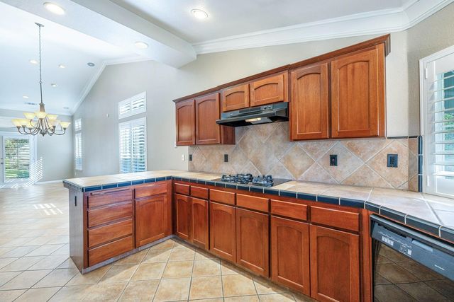 7040 N Warren Avenue, Fresno, CA 93711