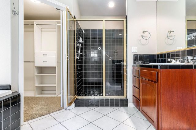 7040 N Warren Avenue, Fresno, CA 93711