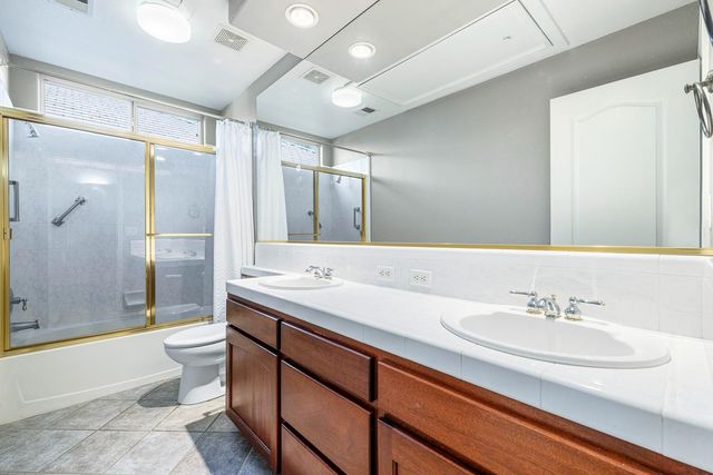 7040 N Warren Avenue, Fresno, CA 93711