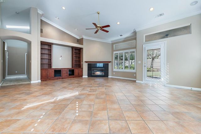 7040 N Warren Avenue, Fresno, CA 93711