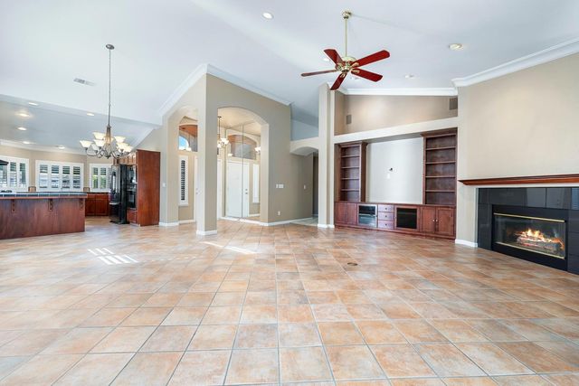 7040 N Warren Avenue, Fresno, CA 93711