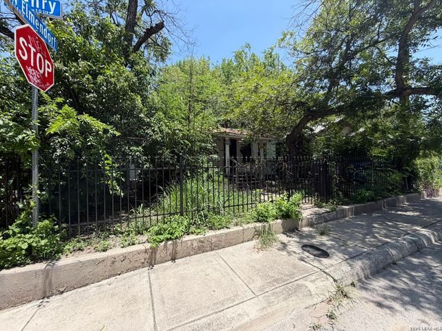 153 Henry, San Antonio, TX 78207