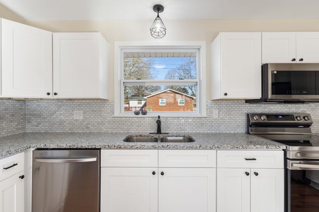 1447 McCan Dr, Clarksville, TN 37043