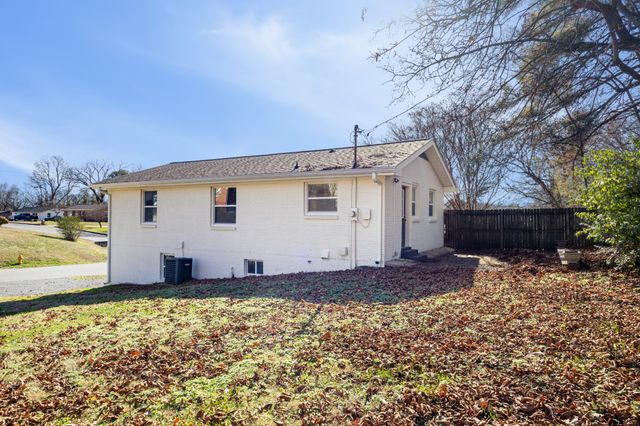 1447 McCan Dr, Clarksville, TN 37043