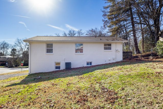 1447 McCan Dr, Clarksville, TN 37043