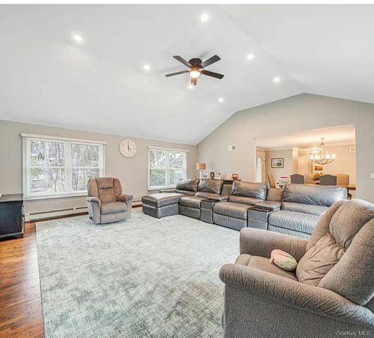 33 Brookfield Road, Northport, NY 11768