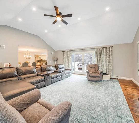 33 Brookfield Road, Northport, NY 11768