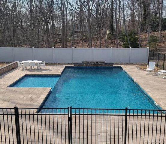 33 Brookfield Road, Northport, NY 11768