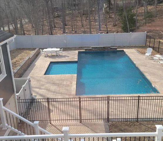 33 Brookfield Road, Northport, NY 11768