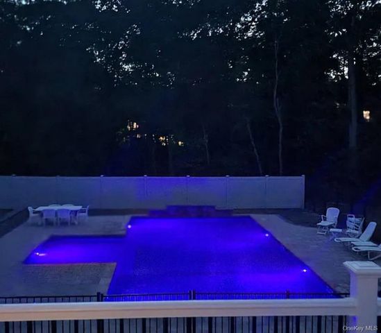 33 Brookfield Road, Northport, NY 11768