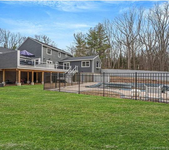33 Brookfield Road, Northport, NY 11768