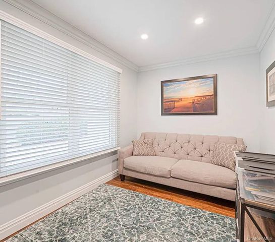 33 Brookfield Road, Northport, NY 11768