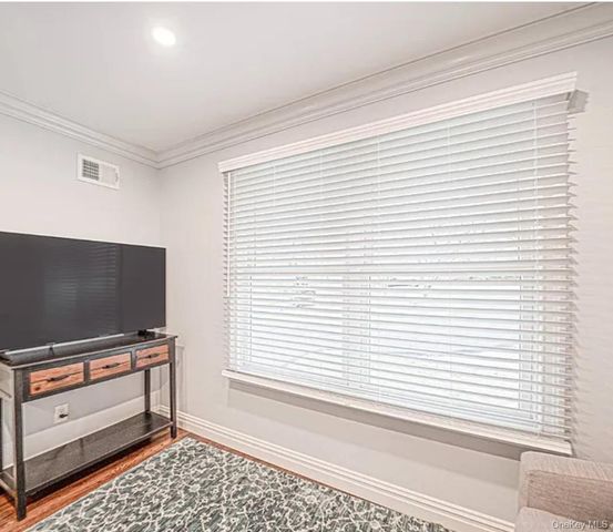 33 Brookfield Road, Northport, NY 11768