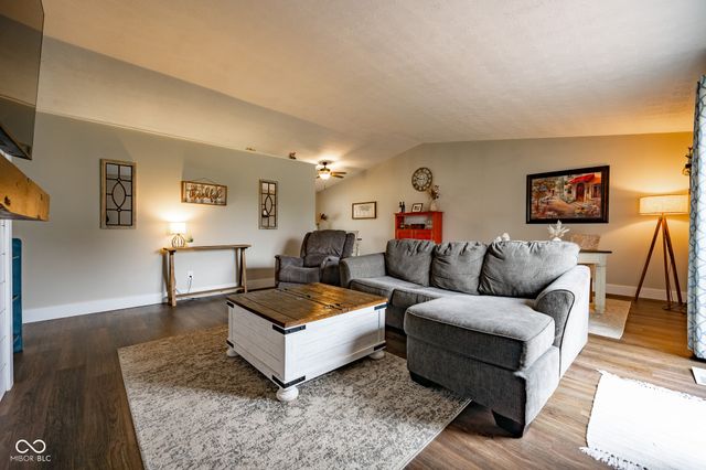 587 Quail Run, Greenwood, IN 46142