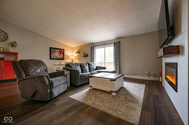 587 Quail Run, Greenwood, IN 46142