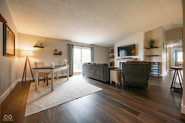 587 Quail Run, Greenwood, IN 46142