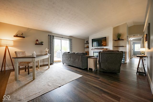 587 Quail Run, Greenwood, IN 46142