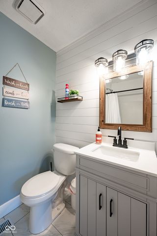 587 Quail Run, Greenwood, IN 46142