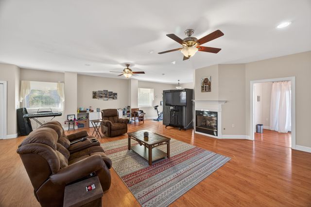 77 River Front Dr, Sparta, TN 38583