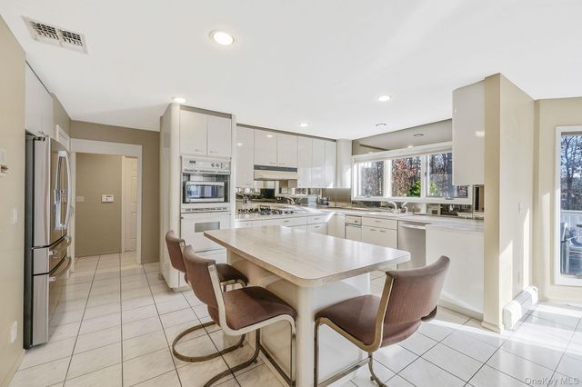 10 Cori Lane, Bohemia, NY 11716