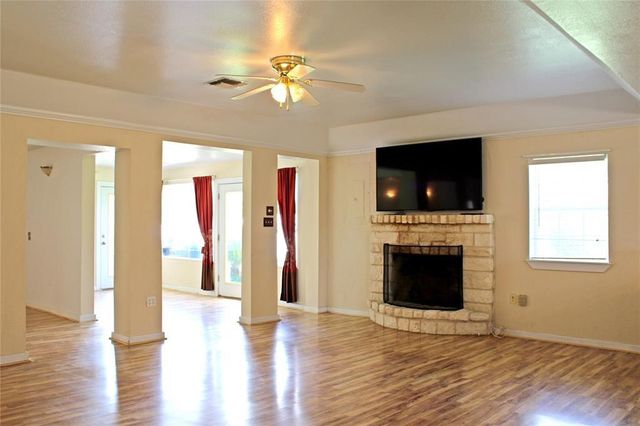 2042 Willow Springs Road, Fayetteville, TX 78940