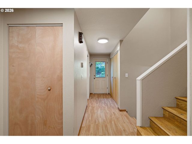 2090 HAWKINS Ln, Eugene, OR 97405