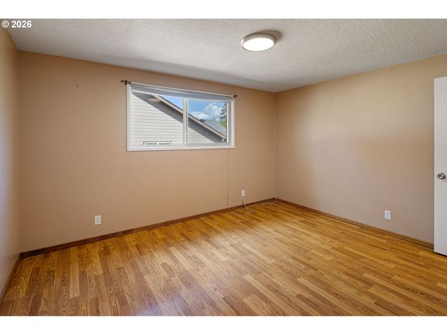 2090 HAWKINS Ln, Eugene, OR 97405