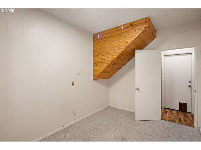 2090 HAWKINS Ln, Eugene, OR 97405