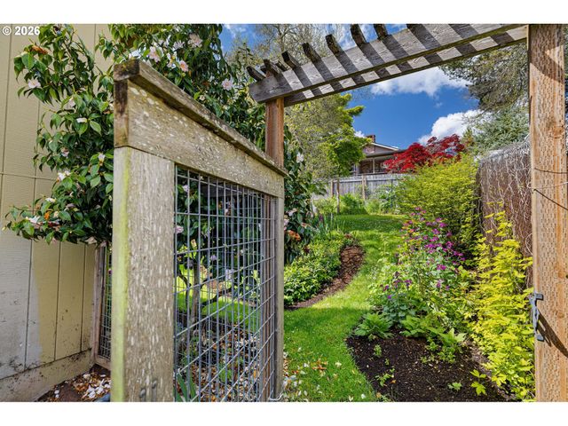 2090 HAWKINS Ln, Eugene, OR 97405