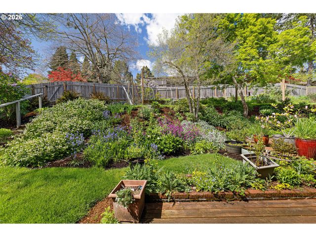 2090 HAWKINS Ln, Eugene, OR 97405