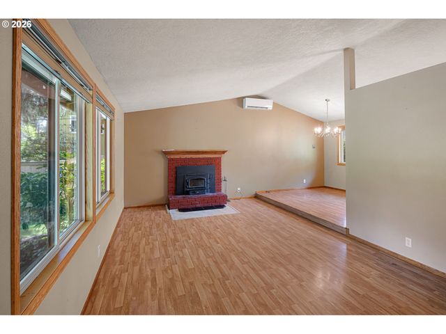 2090 HAWKINS Ln, Eugene, OR 97405