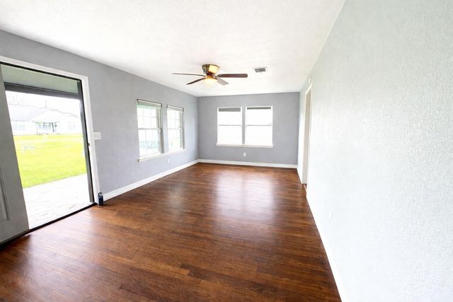 406 N Fig Street, Sweeny, TX 77480