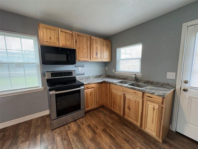 406 N Fig Street, Sweeny, TX 77480