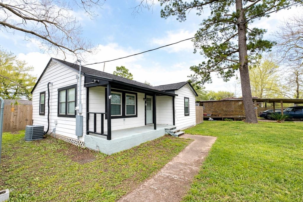 406 N Fig Street, Sweeny, TX 77480