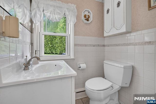 38 Nomahegan Court, Cranford, NJ 07016