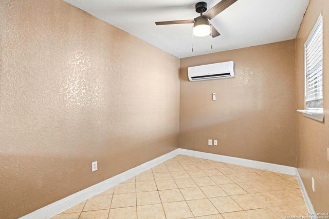 236 E Dullnig Ct Apt 2, San Antonio, TX 78223