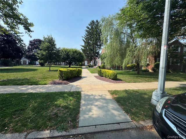 260-38 73 Avenue B1, Glen Oaks, NY 11004
