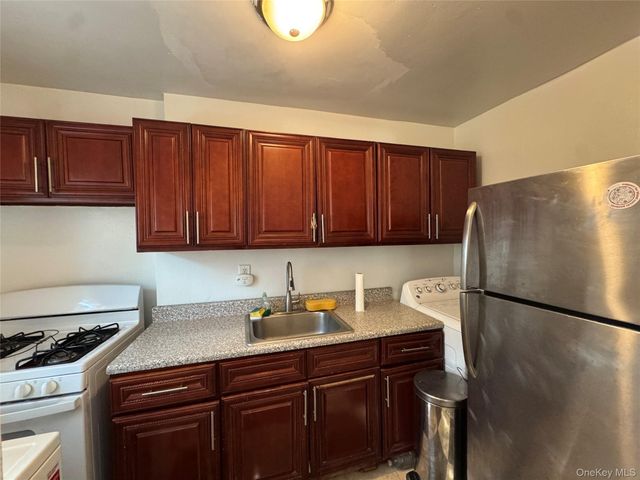 260-38 73 Avenue B1, Glen Oaks, NY 11004