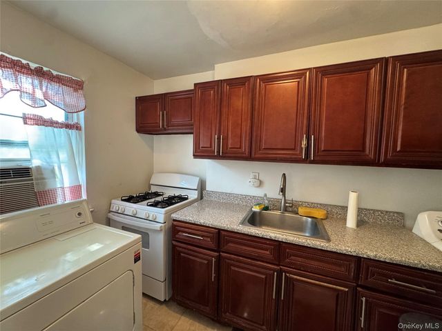 260-38 73 Avenue B1, Glen Oaks, NY 11004