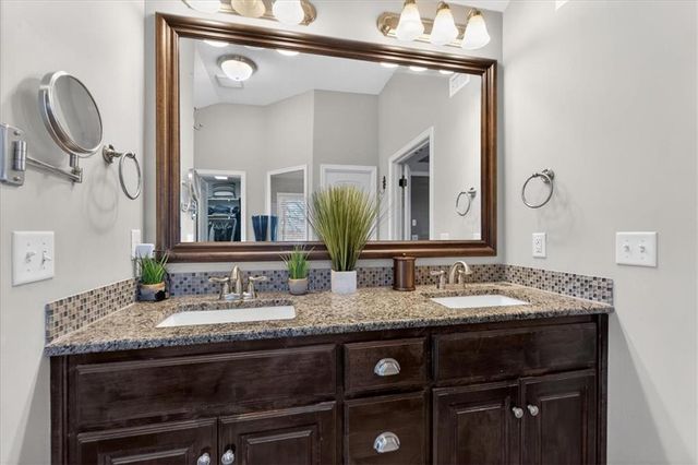 2320 SW Deer Run Road, Lee's Summit, MO 64082