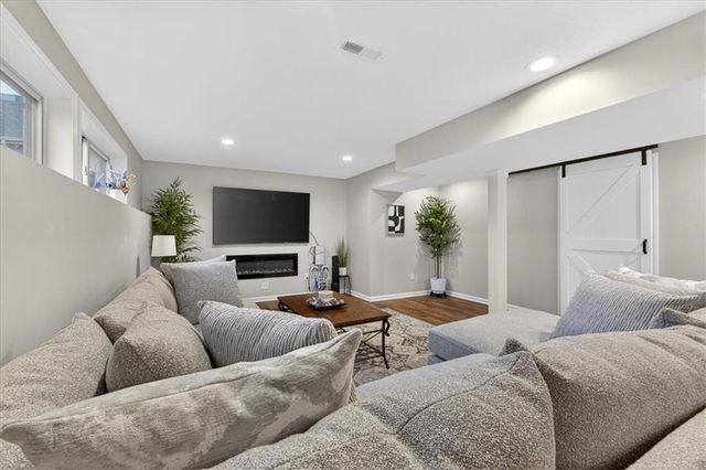 2320 SW Deer Run Road, Lee's Summit, MO 64082