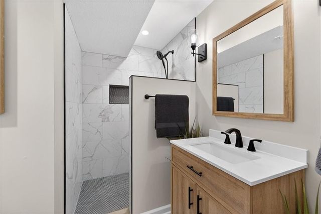 2320 SW Deer Run Road, Lee's Summit, MO 64082